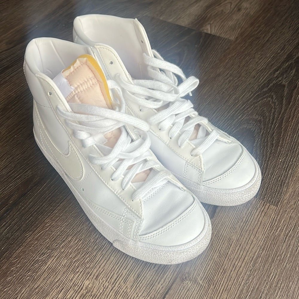 EUC Nike Blazer ‘77 Vintage Mid Triple White
